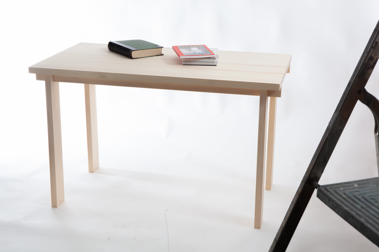 Skrivebord i furu